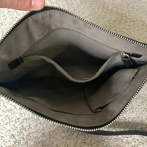 Vince Camuto Convertible crossbody to clutch/Wristlet black & white leather bag - Picture 7 of 7